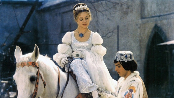 V hlavních rolích pohádky Tři oříšky pro Popelku se představili Libuše Šafránková jako Popelka a Pavel Trávníček jako princ. Trávníček byl ale předabován, namluvil ho Petr Svojtka.