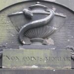 ...a také velmi podivné nápisy. Třeba tento říká: „Jedna má část bude žít dál.“