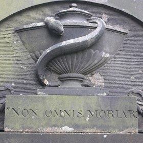 ...a také velmi podivné nápisy. Třeba tento říká: „Jedna má část bude žít dál.“
