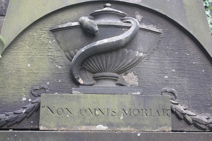 ...a také velmi podivné nápisy. Třeba tento říká: „Jedna má část bude žít dál.“
