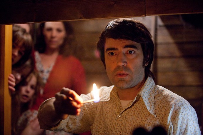 Film vychází ze skutečného případu, který řešili manželé Warrenovi, slavní záhadologové.
