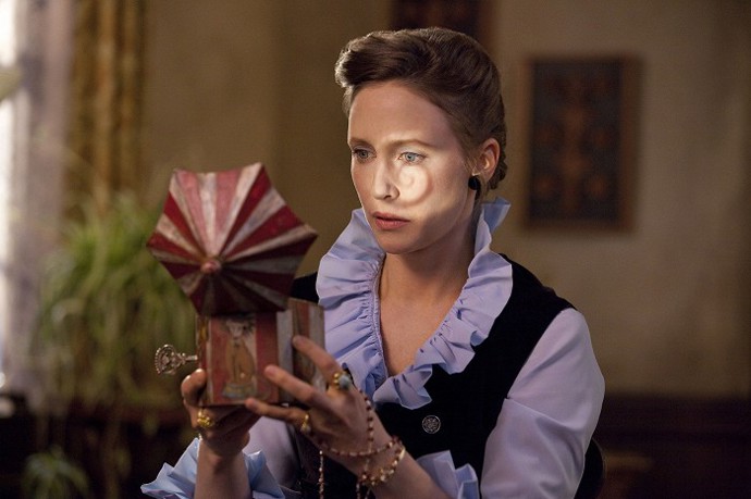 Paranormální vyšetřovatelku Lorraine Warren si zahrála Vera Farmiga. 