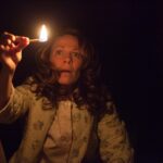 Lili Taylor, která si zahrála Carolyn Perron, jež se s mužem a pěti dcerami nastěhuje do prokletého domu, se na svou roli připravovala svědomitě. Četla spoustu knih o exorcismu.