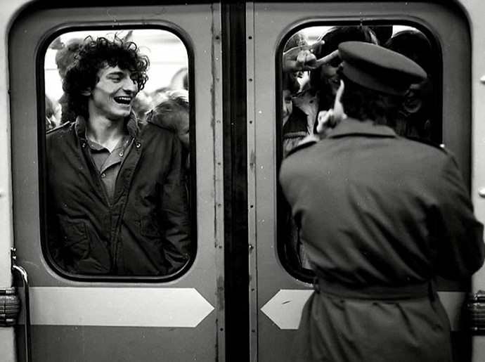 Ve filmu Láska z pasáže se objevili i skuteční pankáči, což neušlo pozornosti Veřejné bezpečnosti.