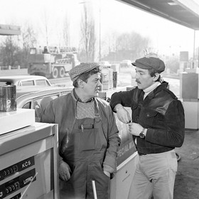 Hláška „karate je svinstvo“, kdy Jiří Krampol promáčkne kolenem taxikáři kapotu auta, již zcela zlidověla.