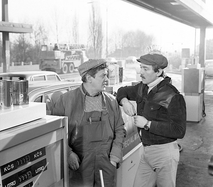 Hláška „karate je svinstvo“, kdy Jiří Krampol promáčkne kolenem taxikáři kapotu auta, již zcela zlidověla.