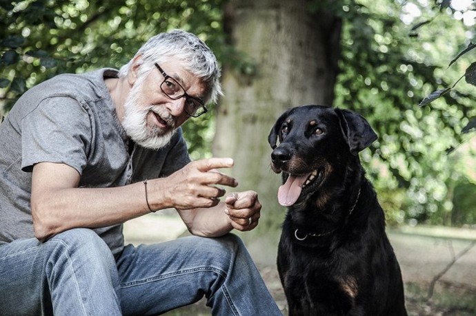 Pes, který v Teorii tygra doprovází Jiřího Bartošku, je francouzský vlčák Beauceron.