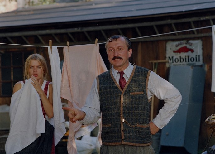 Veškeré výprasky se natáčely s vycpanými kalhotami. Přesto některá rána padla „vedle“. Adam Novák se pak chlubil před ostatními „jelity“.