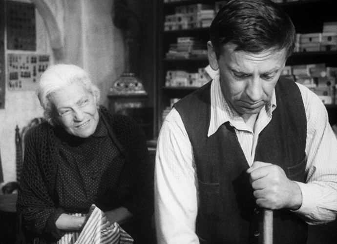 Když filmaři hledali v Sabinově komparz, bylo jim řečeno, ať zkusí místní věznici. A skutečně. Dozorci jejich nabídku ihned přijali. 