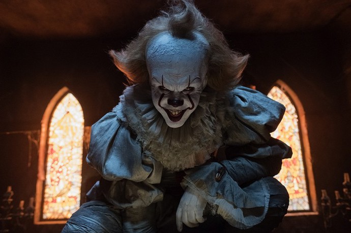 Aby se Bill Skarsgård dokázal vžít do role Pennywise, sledoval všechny možné filmové záporáky.