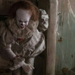 Ikonické monstrum To v jeho téměř lidské podobě ztvárnil Bill Skarsgård, který rád strašil své mladší kolegy, i když se zrovna netočilo.