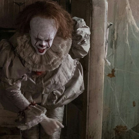 Ikonické monstrum To v jeho téměř lidské podobě ztvárnil Bill Skarsgård, který rád strašil své mladší kolegy, i když se zrovna netočilo.