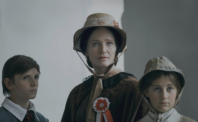 U starší verze Boženy Němcové byl kladen důraz na střídmé barvy. 