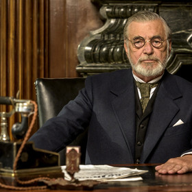 Jiří Bartoška propůjčil svou důstojnost roli policejního prezidenta.