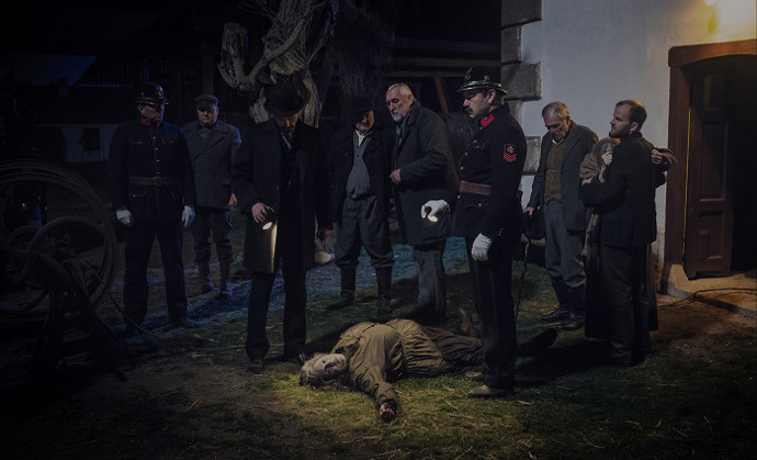 Tentokrát se nebudou zločiny řešit jen v záři světel hlavního města, ale také na blátivých a víc venkovských předměstích.