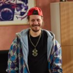 Mário je do Áji skutečně zamilovaný a netuší, že ona ho jen využívá.