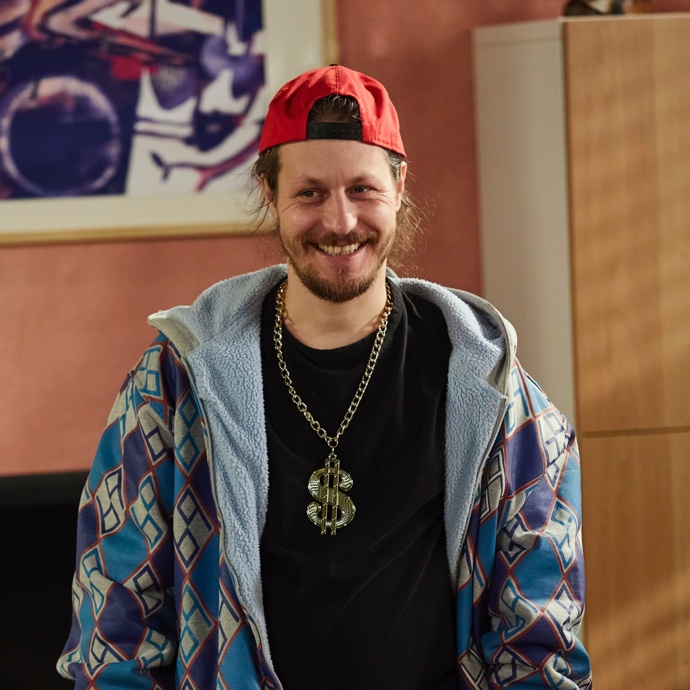 Mário je do Áji skutečně zamilovaný a netuší, že ona ho jen využívá.