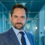 Vítek Klíma, kterého v Ulici hraje právě Filip Čapka, dostal novou práci v Praze, a tak se celá rodina stěhovala z Lázní Libverda, kde mají kořeny. Nic ale není tak jednoduché, jak by se mohlo zdát... A co na sebe prozradil sám herec? Třeba to, že umí ovládat bagr a další těžkou techniku, ale také rád maluje, zahradničí a pracuje „kolem baráku“...