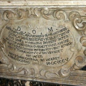 Nápis nad hrobkou biskupa Francesca Antonia Carafyho připomíná jeho zásluhy o zachování Catanie. Škoda, že nežil o něco déle...