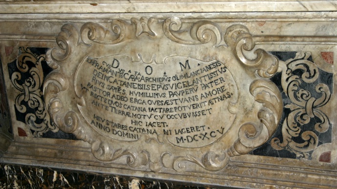 Nápis nad hrobkou biskupa Francesca Antonia Carafyho připomíná jeho zásluhy o zachování Catanie. Škoda, že nežil o něco déle...