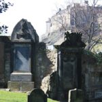 Mezi náhrobky totiž číhá zlo.