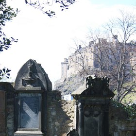 Mezi náhrobky totiž číhá zlo.