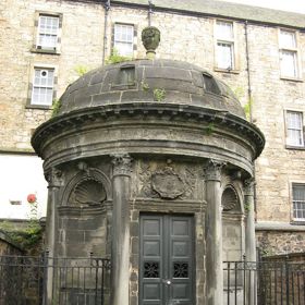 V roce 1999 se ze svého mauzolea dostal zlý duch právníka, politika a soudce George Mackenzieho.
