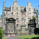 Na skotském hřbitově Greyfriars Kirkyard najdeme krásnou architekturu...