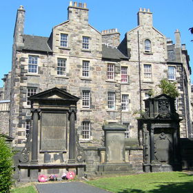 Na skotském hřbitově Greyfriars Kirkyard najdeme krásnou architekturu...