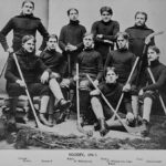 Ještě neškodný Henry Cotton zamlada v hokejovém týmu. Je úplně vlevo nahoře.