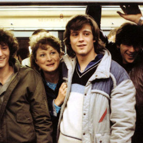 Láska z pasáže: Pavel (Lukáš Vaculík) pracuje jako čistič oken. To ale není jeho jediný příjem. Značnou část tvoří zisk z podvodů a krádeží. Když se však seznámí s mladou brigádnicí Janou (Tatiana Kulíšková), jeho život to dost zkomplikuje.