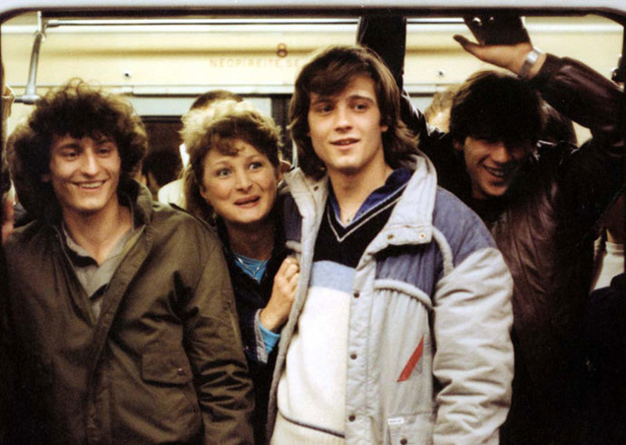 Láska z pasáže: Pavel (Lukáš Vaculík) pracuje jako čistič oken. To ale není jeho jediný příjem. Značnou část tvoří zisk z podvodů a krádeží. Když se však seznámí s mladou brigádnicí Janou (Tatiana Kulíšková), jeho život to dost zkomplikuje.