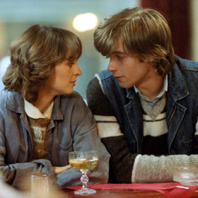 Když se však seznámí s mladou brigádnicí Janou (Tatiana Kulíšková), jeho život to dost zkomplikuje.