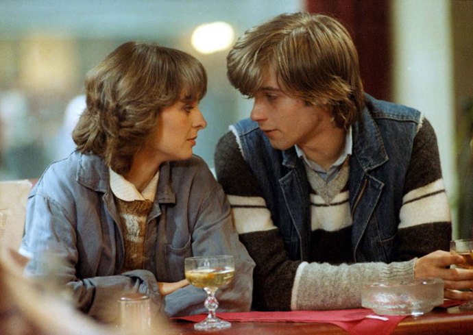 Když se však seznámí s mladou brigádnicí Janou (Tatiana Kulíšková), jeho život to dost zkomplikuje.