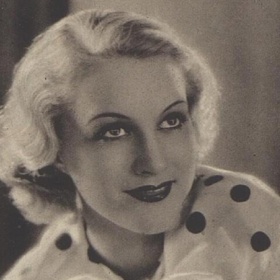 Adina Mandlová zažila v dětství obrovský veletoč. Po smrti otce, který ji rozmazoval a chránil, jí zůstala jen nervově labilní maminka. I tak vyrostla ve filmovou hvězdu, která excelovala k komedii Kristian nebo melodramatu Noční motýl. Vidět ji ale můžete také ve filmu Ať žije nebožtík.