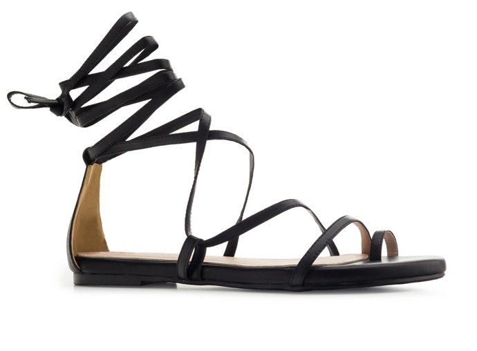 Přidejte si do svého botníku páskové sandály.
