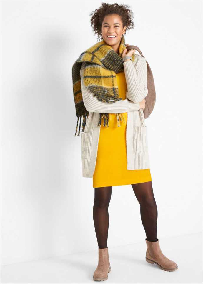 Pokud ne, zvolte žluté akcenty – třeba šaty...