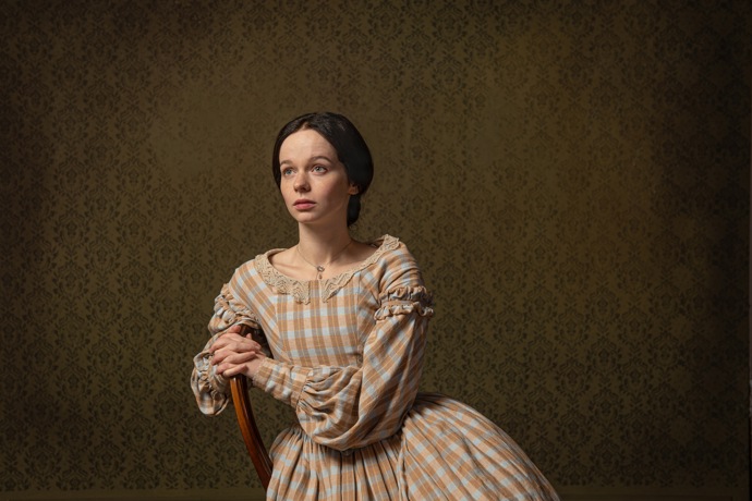 Mladá Božena měla výrazně světlejší odstín šatů, což mělo evokovat její dravé mládí.