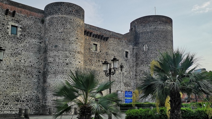 Hrad Ursino v Catanii byl svědkem tragické doby a jako málo staveb přečkal i tragédii v roce 1693.