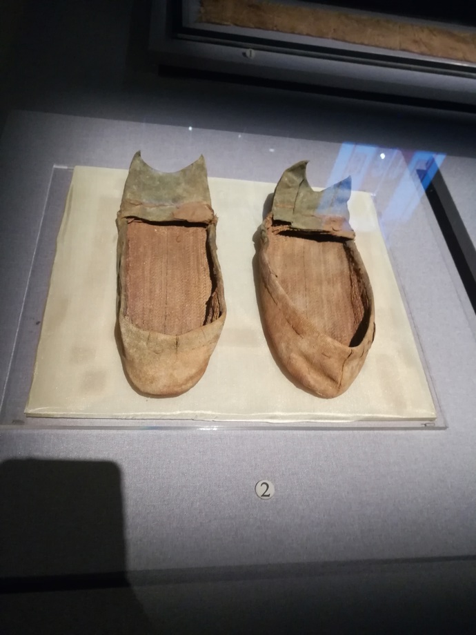 Výbava Lady Dai obsahovala mnoho předmětů denní potřeby. Zde například například boty, které byly v její době nepochybně luxusní.