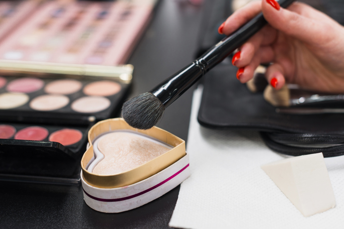 S rozjasňovačem to ale nepřehánějte, aplikujte jej štětcem pod obočí, do koutku oka, nad srdíčko horního rtu nebo na lícní kosti.
