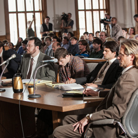 Podezření padne na tři teenagery. Bydlí nedaleko, poslouchají metal a mají rádi černou barvu. Dva jsou odsouzeni na doživotí, údajný vůdce vyfasuje trest smrti.