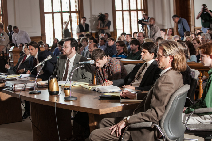 Podezření padne na tři teenagery. Bydlí nedaleko, poslouchají metal a mají rádi černou barvu. Dva jsou odsouzeni na doživotí, údajný vůdce vyfasuje trest smrti.