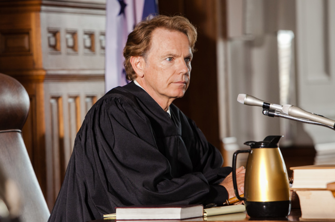 O 18 let později jsou podezřelí na základě testů DNA osvobozeni, ale zaplatí příliš vysokou cenu.