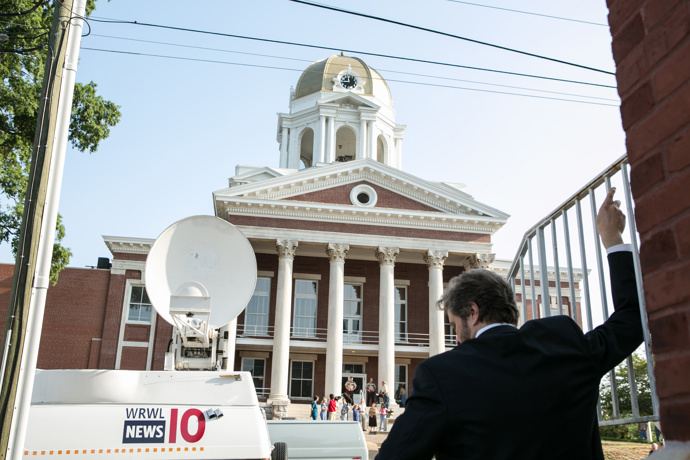 Případu se však ujímá televize. Točí o něm dokument a zjišťuje plno nesrovnalostí. Na stranu odsouzených se postaví i celebrity.