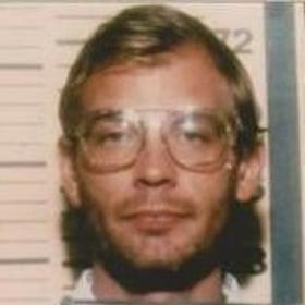 O něco později začal mladíkům vstřikávat do mozku kyselinu. Myslel si, že se tak stanou povolnějšími. 
