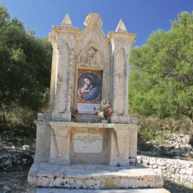 Lidé po překonání nejhorších chvil po zemětřesení stavěli svatyně.