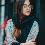 Pokud si netroufnete na jejich nošení ve vlasech, jemně si je kolem sebe omotejte nebo přivažte na kabelku.
