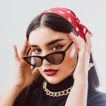 Zvolte výrazné šátky, působí velice žensky.