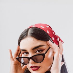 Zvolte výrazné šátky, působí velice žensky.